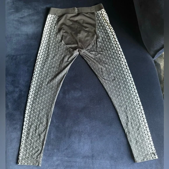 GapFit Compression Tights - Picture 2 of 8